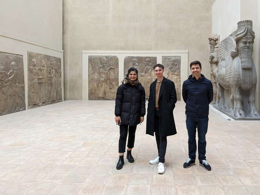 Samaneh, Philipp and Andreas B. in the exhibition rooms - ©Andreas Schropp. 